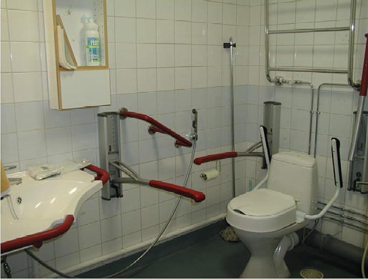 Wc- ja peseytymistilojen ahtaus on keskeinen avustamista hankaloittava tekijä. Wc- ja peseytymistiloissa avustetaan enemmän ja useammissa tehtävissä.