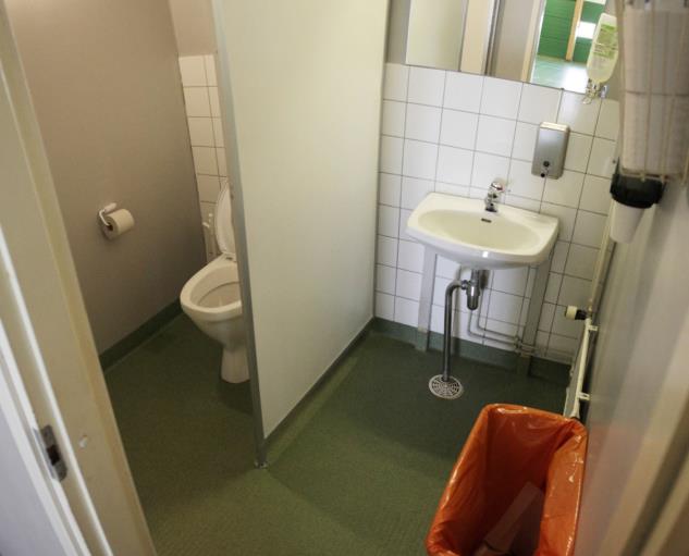 12 4.1.2 Miesten WC Miesten WC (kuva 2) sijaitsee liikuntahallin sisäänkäynnistä katsottuna oikealla puolen.