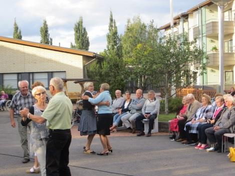 ILOLANSANOMAT KESÄ JATKUKOON SYYSKUUSSAKIN Ilolansalossa on koottu syksyn viikkoohjelma kansiin. Noutakaa omanne INFON esitetelineestä tai tiskiltä!