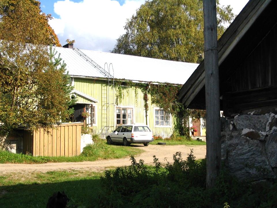 Vanhoja maatiloja Herralantien varrelta.