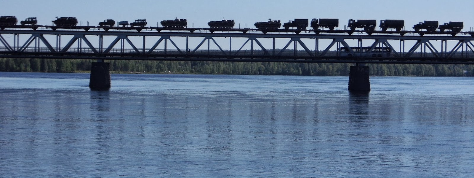 Ülikoolide lipuväljakutel lehvivad lõvivapiga lipud. Ebatavaline vaade Jorma Etto sillale Rovaniemis. Kotta, Rovaniemi 2013.