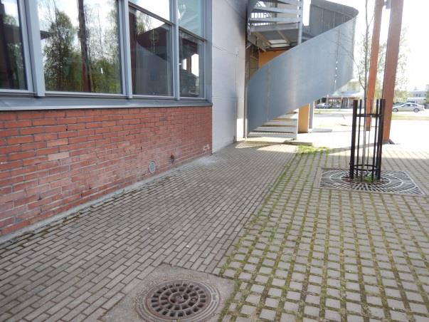 FCG SUUNNITTELU JA TEKNIIKKA OY Tutkimusselostus 12 (62) Sokkelirakenteet ja ympäröivä maanpinta Rakennuksen vanhalla rakennusosalla on paikallavalettu perusmuuri.