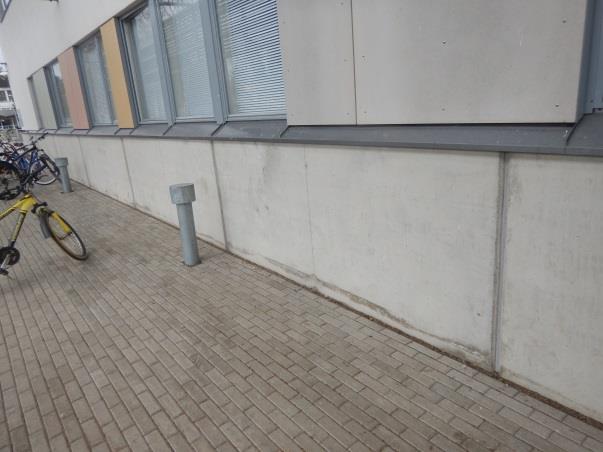 FCG SUUNNITTELU JA TEKNIIKKA OY Tutkimusselostus 13 (62) Sokkelin ylä- ja alaosaa avattiin rakennuksen lounaisnurkassa (huoneen 1005 kohdalla), ja todettiin eristeenä olevan EPS-levyä (kuvat 23 ja