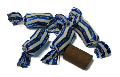 Makeispakkaukset Kotimaisella suklaalla ja toffeella Makeisrasia MIDI 250 g Kartonkinen vaakarasia täytettynä kotimaisella herkkumakeisella, Brunbergin suklaalla tai toffeella.