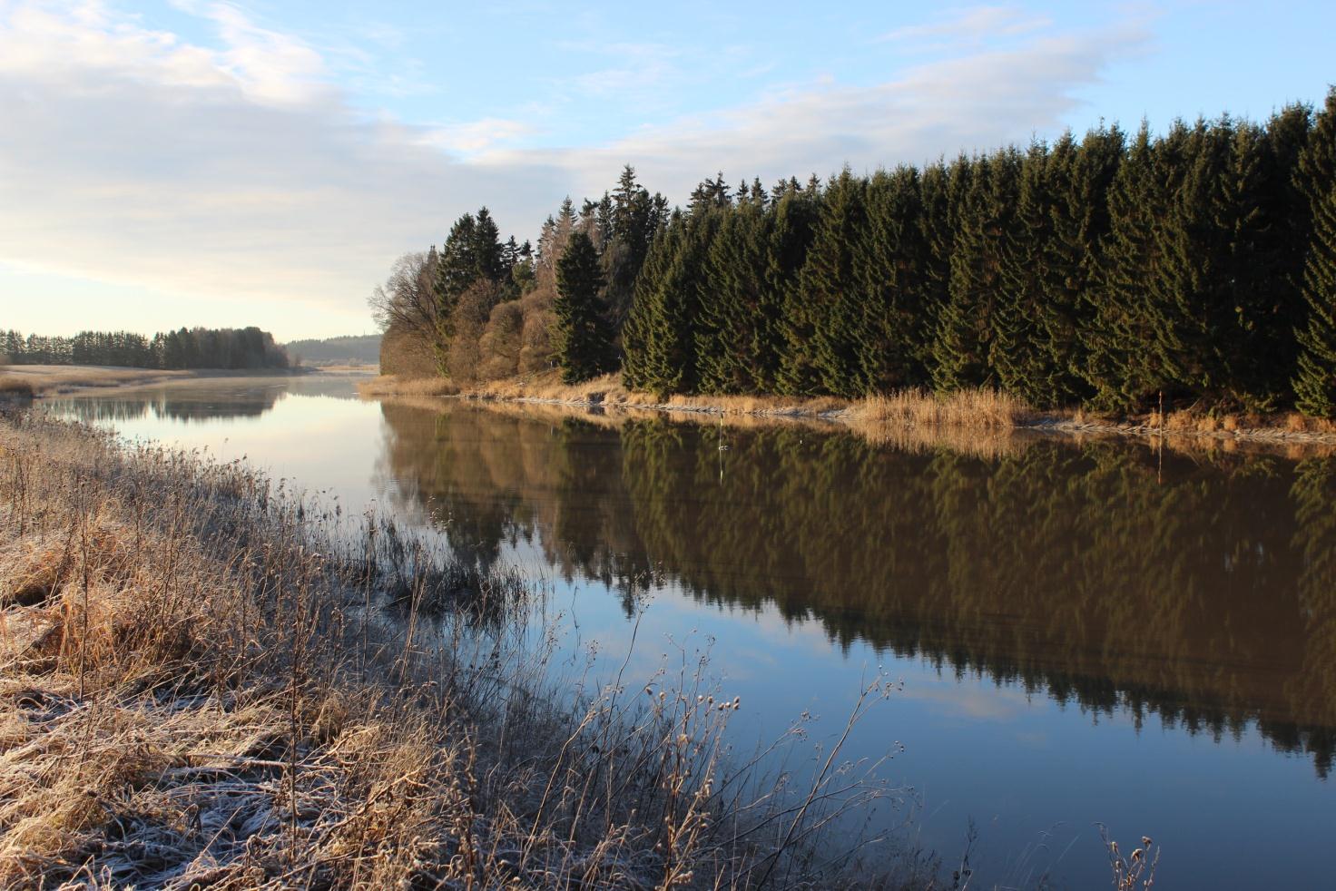Kuva 10. Paimionjoki on alaosassaan leveä virta. Joen alaosalla verkkokalastus on yleistä.