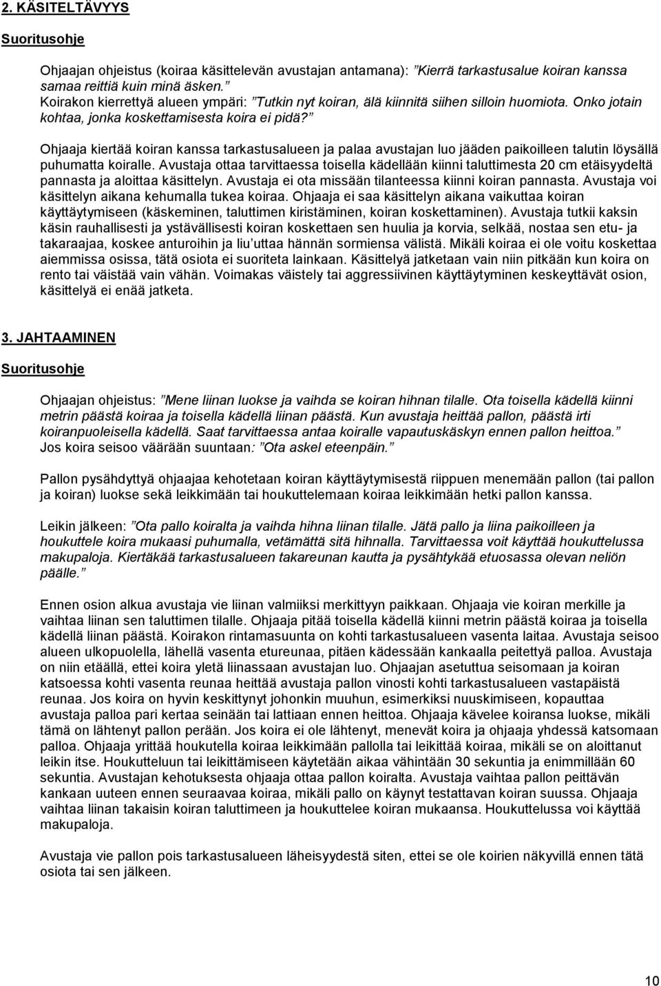 Ohjaaja kiertää koiran kanssa tarkastusalueen ja palaa avustajan luo jääden paikoilleen talutin löysällä puhumatta koiralle.