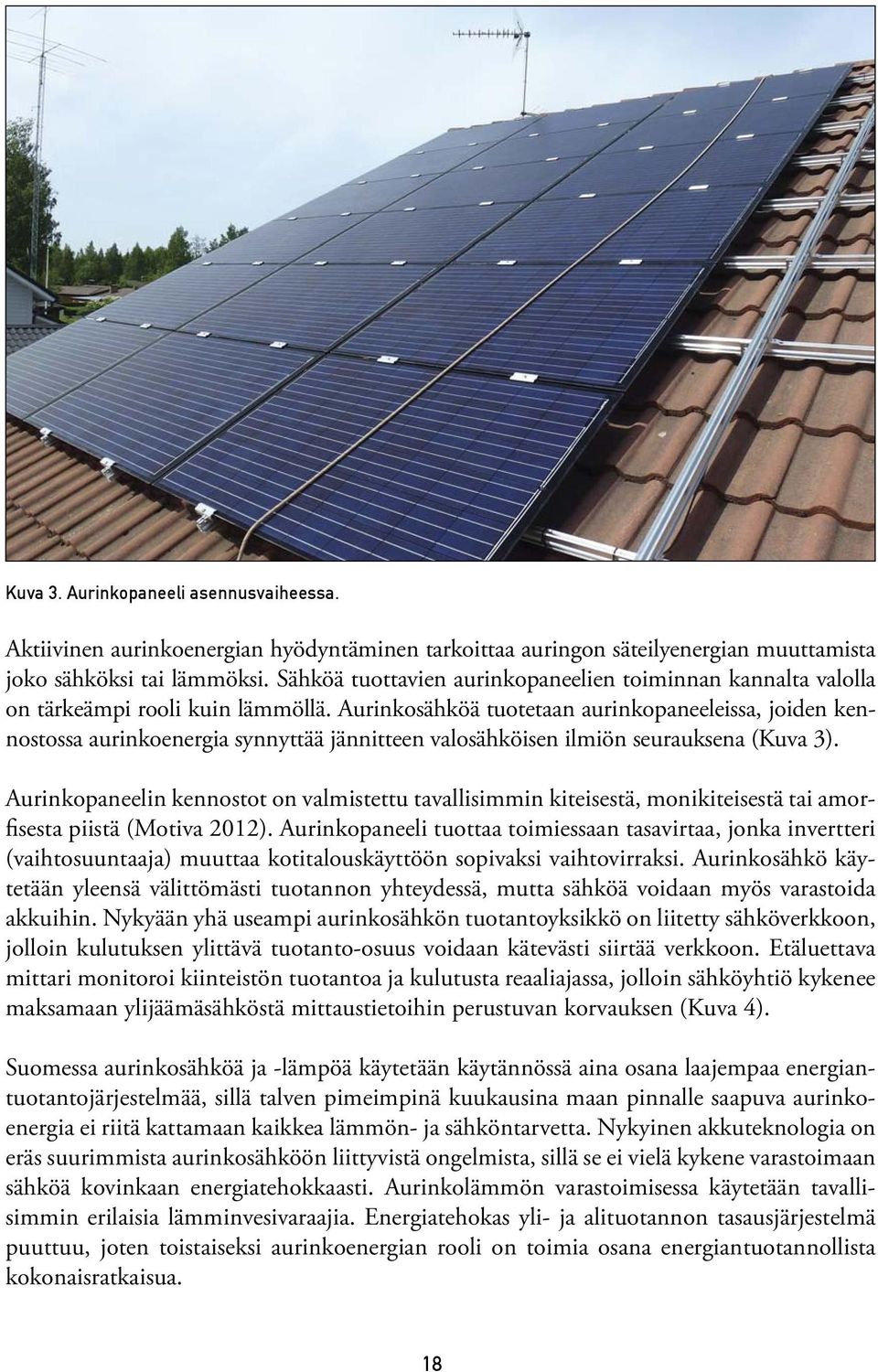 Aurinkosähköä tuotetaan aurinkopaneeleissa, joiden kennostossa aurinkoenergia synnyttää jännitteen valosähköisen ilmiön seurauksena (Kuva 3).