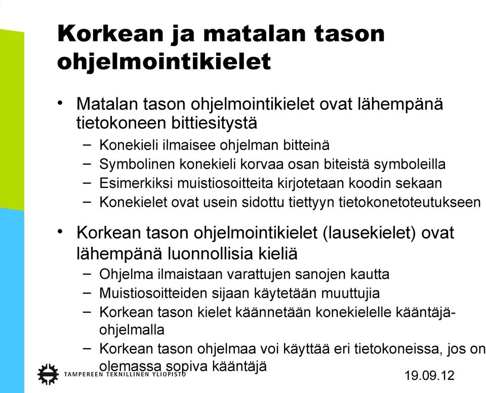 tietokonetoteutukseen Korkean tason ohjelmointikielet (lausekielet) ovat lähempänä luonnollisia kieliä Ohjelma ilmaistaan varattujen sanojen kautta