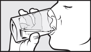 Sekoita sisältöä lusikalla, jotta lasiin ja lusikkaan jäänyt lääke sekoittuu veteen. 10 Potilaan on juotava koko oraalisuspensio lasista.