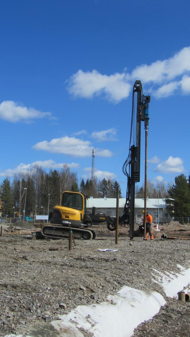 kevyempien paalujen vuoksi. Myös paalunippujen selkeästi kevyempi paino helpotti niiden käsittelyä.