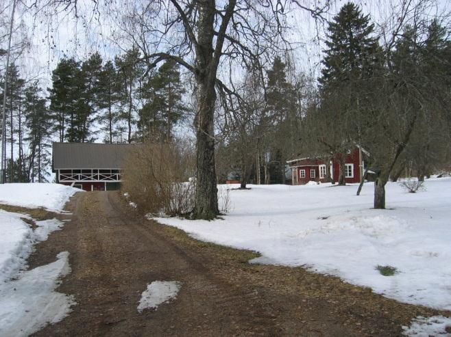 3 Pekola Pekolan puolitoistakerroksinen, huvilamainen ja tyylipiirteiltään klassistinen päärakennus (1927) on mäenkumpareella kirkonmäen etelärinteellä, Pyhäjärven tuntumassa.