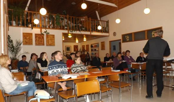 6 leireihin ja muihin tapahtumiin. Uutena työmuotona rovasti on järjestänyt säännöllisesti skypekonferensseja tiistaiaamuisin seurakuntien työntekijöiden kesken.