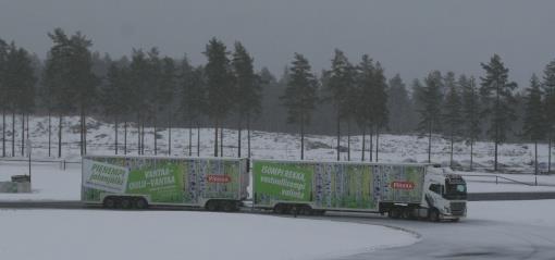 7 2.2 Orpe Kuljetus Oy Orpella on poikkeuslupa 12-akseliselle, 31 m pitkälle Duo2-yhdistelmälle, jonka suurin sallittu massa on 94 t.