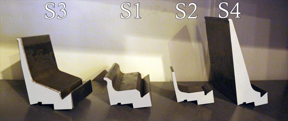 23 Kuva 16. ASP-kelkka jollaiset sijaitsevat sekä oikealla että vasemmalla puolella taivutusteriä (Taneli Mero, 2012) Kuva 17. ASP-työkaluprofiileja (Taneli Mero, 2012) 5.3.2 LBN Viimeisen taivutuksen ollessa negatiivinen kappaletta ei saada poistettua vakiopurkukuljentinta käyttäen, koska taivutus estää kappaleen vedon harjapyödälle.