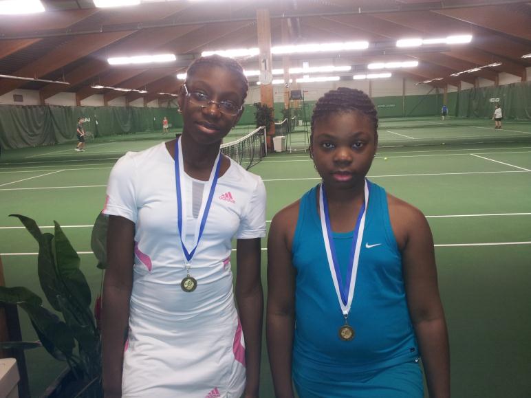 JUNIORITENNIS HYVINKÄÄN LOHKOKILPAILUT Kuvassa GT pelaajat Elsa Lassila ja Tuomas Asuja. Tuomas voitti minitennissarjan ja Elsa oli toinen. Palloa lyötiin niin kovaa, että verkot olivat kovilla!