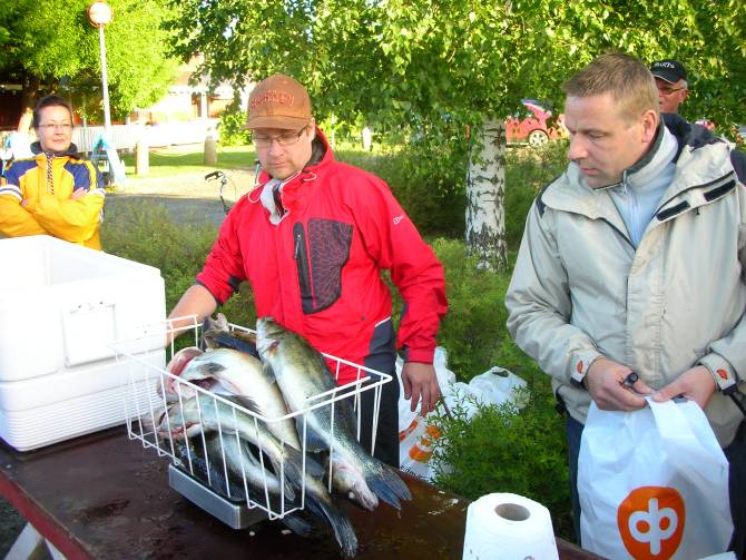 JOUKKUEKILPAILUN TULOKSET: Pisteet Cup-pisteet 1 TEAM TSUKA (Airikainen, Heinänen, Lamminmäki) 23 434 10 2 IPK (Korpela, Kuurne, Salonen) 17 508 9 3 Korpilahden Virkistyskalastajat I (Peltola,