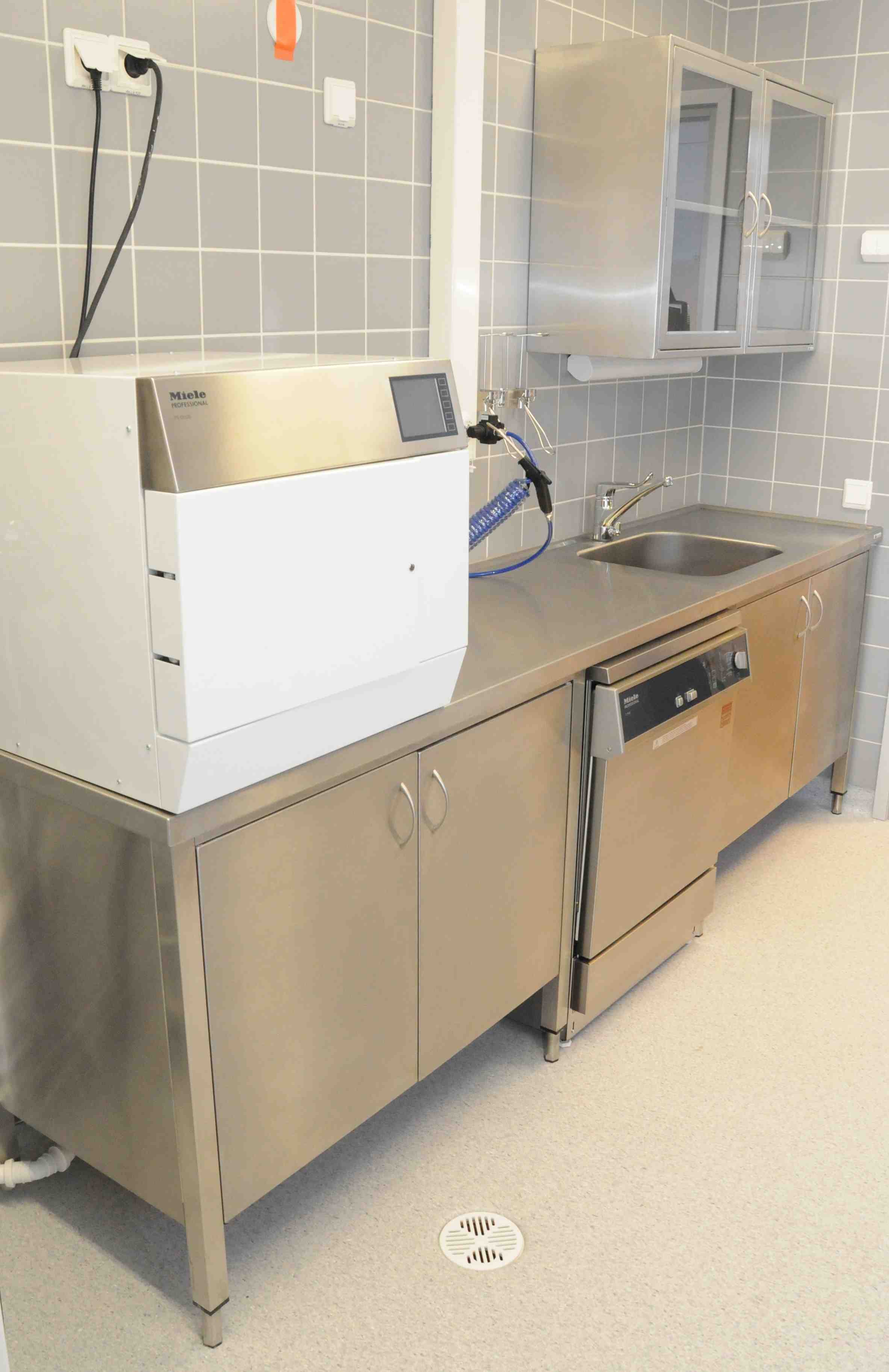 Miksi VisioMediltä? Ammatilaisosaamista Me VisioMedillä olemme perehtyneet erilaisiin vaativiin kiintokalustuksiin ja kalusteiden kehittämiseen materiaaleista riippumatta.