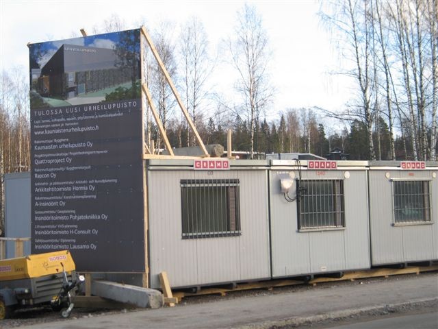 Hallin rakennustyömaalla etenee Työmaakopit / työmaakyltti sekä tuleva väestönsuoja / kerhotila Rakentaminen on aikataulussa ja tavoitteena edelleen avata halli viimeistään 1.syyskuuta.