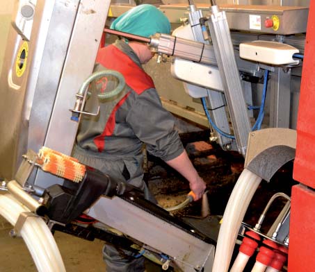 Päivittäiset laitepesut vaihtelevat lypsyrobottimerkeittäin.