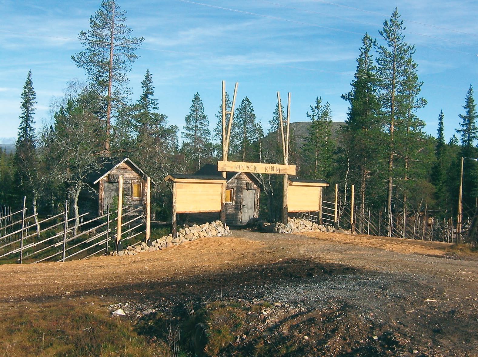 Kuva 10. Ihmisenringin portti ja infotaulut, Ylläksellä. Kuva Mikko Palovaara. 3.3.4 Jätehuolto Jätehuoltoon liittyviä töitä tehtiin yhteensä 0,6 henkilötyövuoden verran.