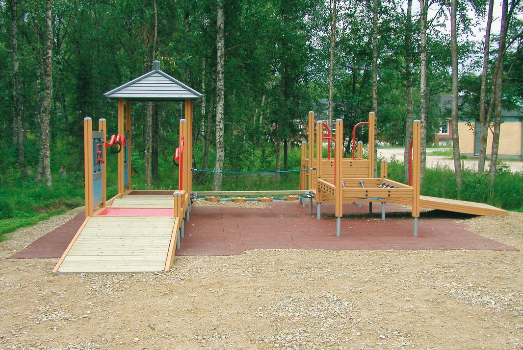 3.4.4 Eetun puisto Ivalon keskustassa sijaitsevalle raivaamattomalle ja puistoksi varatulle tontille tehtiin leikkipuisto.