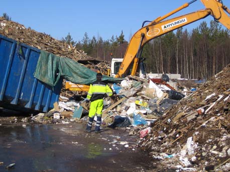 21 työkohteesta muodostuvalla työmaalla jätteen keräyksen logistiikka koettiin haasteelliseksi. Ajan puute ja kallis työaika.