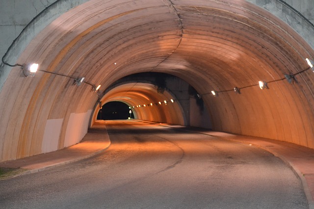 Tutkimuksen tausta > Betonirakenteiden käyttöiät ovat pidentymässä satoihin vuosiin > Tämä usein ylittää ajanjakson, joka voidaan kattaa sekä kokemusperäisesti että