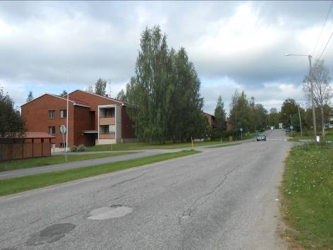 VIITASAAREN KAUPUNKI Kaavaselostus 7 (20) 2.1.3 Tekninen huolto 2.1.4 Maanomistus KUVAT 4,5. Rakennuskantaa Haapaniementieltä liikerakennus ja asuinkerrostaloja.