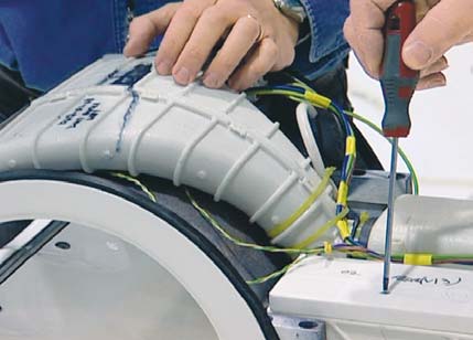 Dyson Airblade käsienkuivain 27 28 5 vuoden takuu. Lyömätön palvelu. Testi. Testi. Testi. Dyson Airblade -käsienkuivaajat on suunniteltu kestämään.