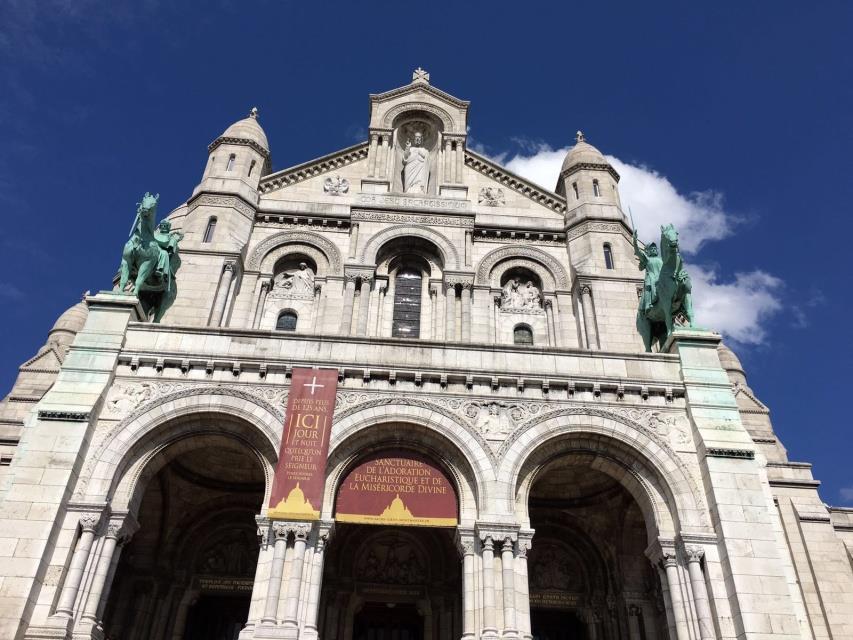 Nähtävyyskierrokset Heti sunnuntaina kun saavuimme Ranskaan, lähdimme kiertelemään Pariisin keskukstaa kävellen. Kävimme mm. Sacré-Coeur kirkossa ja Eiffel-tornin alla.