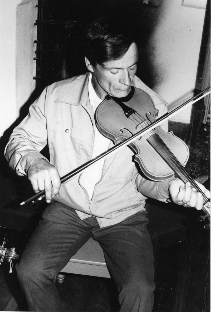 6 KUVA 1. Allan Pajukangas vuonna 1975 Kaustisen Pelimannien pitäjä- levyn nauhoituksissa pelimannitalolla. Kuva Kansanmusiikki-instituutti, Heikki Laitinen.