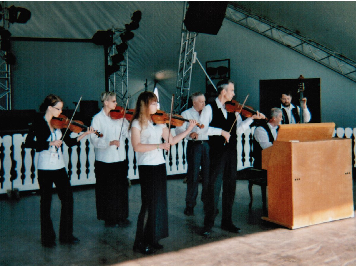 11 KUVA 3. Köyhäjoen pelimannit Kaustisen kansanmusiikkifestivaaleilla 2000-luvun alkupuolella.