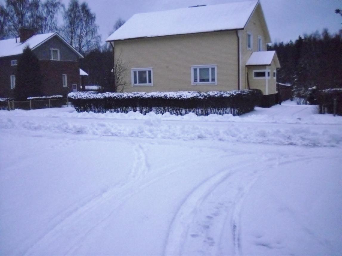 7.2 Pääväylät ja puistikot Kaksiajorataiset tiet aurataan niin, että kerralla aurataan kahdella yksiköllä.