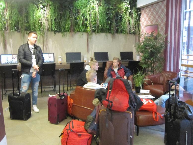 Lounaan jälkeen matkasimme bussilla Riikaan jossa majoituimme Wellton Spa hotelliin. Ilta oli vapaata ohjelmaa tutustua Riikan kaupunkiin. Aamupalan jälkeen lähdimme lentokentälle bussilla.