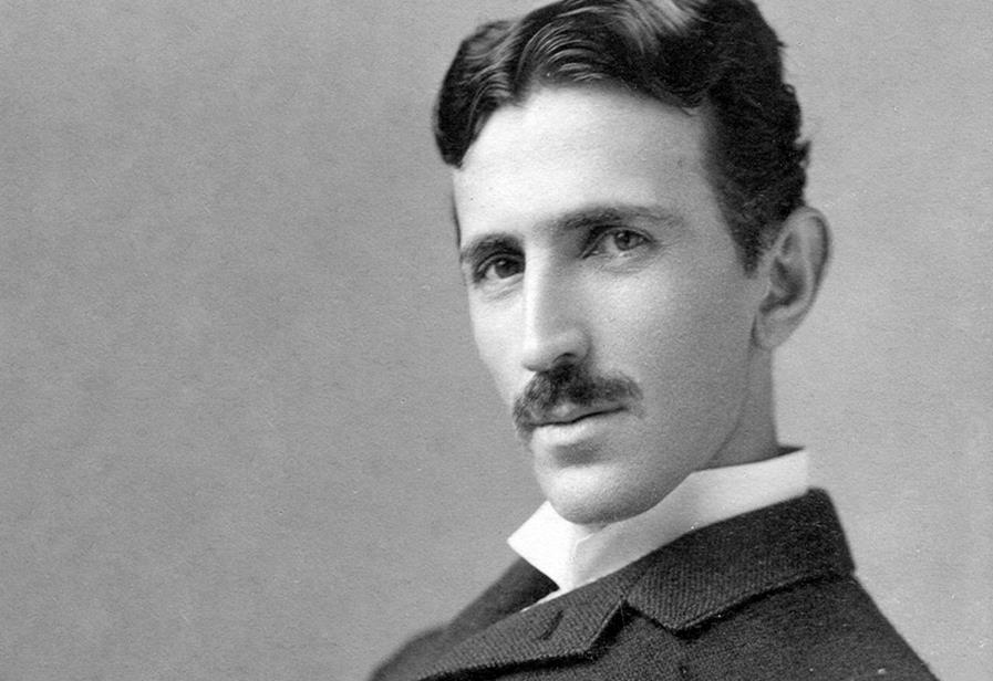 AIKUISIKÄ JA VANHUUS Nicola Tesla muutti Yhdysvaltoihin 1884 hänen olleessan 28-vuotias ja hänet palkattiin heti Thomas Edisonin tutkimuslaboratorioon New York:issa.