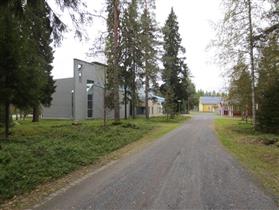 Kiimingin seurakuntakeskus kiinteistötunnus: 409 51 16 tyyppi: uskonnon harjoittaminen ajoitus: 1975 ajoitusselite: 1992 Kiimingin kirkon välittömässä läheisyydessä, mäntymetsikön keskellä sijaitseva