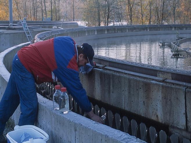 23.9.2013 Mitä nykyään yrityksiltä vaaditaan? Lainsäädännössä aineluettelot ovat täsmentyneet, ympäristönlaatunormeja on annettu vesiympäristölle ja tarkkailuvaatimuksia on tarkennettu säännöksissä J.