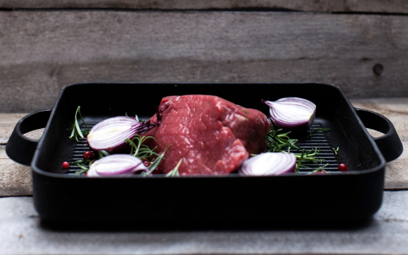 Vähemmän punaista ja prosessoitua lihaa Punainen liha: naudan-, sian- ja lampaan liha Prosessoitu liha: makkarat, leikkeleet (myös siipikarjaleikkeleet)