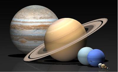 Kuva 2. Aurinkokuntamme planeetat suurusjärjestyksessä Jupiter, Saturnus, Uranus, Neptunus, Maa, Venus, Mars, Merkurius ja Pluto (joka kuuluu nykyään kääpiöplaneettojen joukkoon).