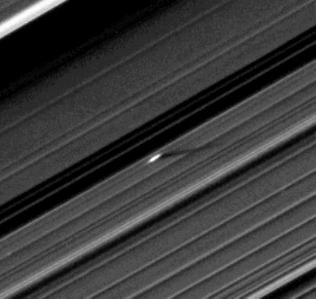 DIA 5 Renkaissa havaitaan erilaisia rakenteita, kuten aukkoja sekä aalto- ja propellirakenteita Aukot kuten Cassinin jako aiheutuvat resonanssista Saturnuksen kuiden kanssa Aallot taas aiheutuvat