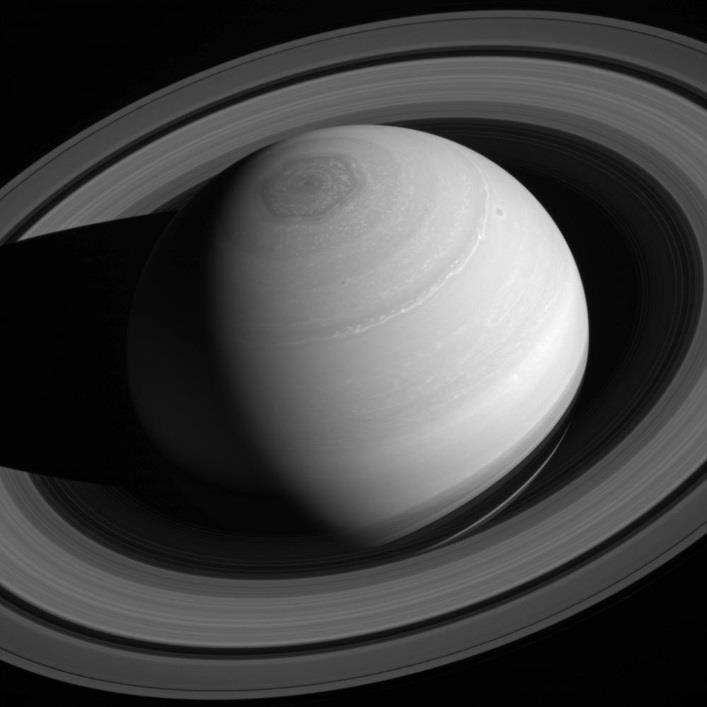 Kuva 11. Saturnuksen renkaat Cassinin kuvaamina ylhäältä päin.