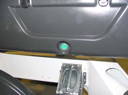 6. Käynnistä moottori painikkeesta 2 (vihreä) Tukijalkoja käyttäessäsi käynnistä moottori painamalla oikeanpuoleisessa akkukotelossa olevaa vihreää painiketta.