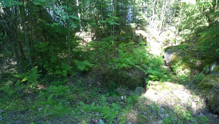 AKDG 4722:13. Virolahti Klamilanlahden kivilouhimo. Veneenvetovinssi Salniemessä, ei liity itse kohteeseen. Kuvaaja: Petro Pesonen. AKDG 4722:14. Virolahti Klamilanlahden kivilouhimo. Mahdollinen louhoskuoppa, koillisesta.