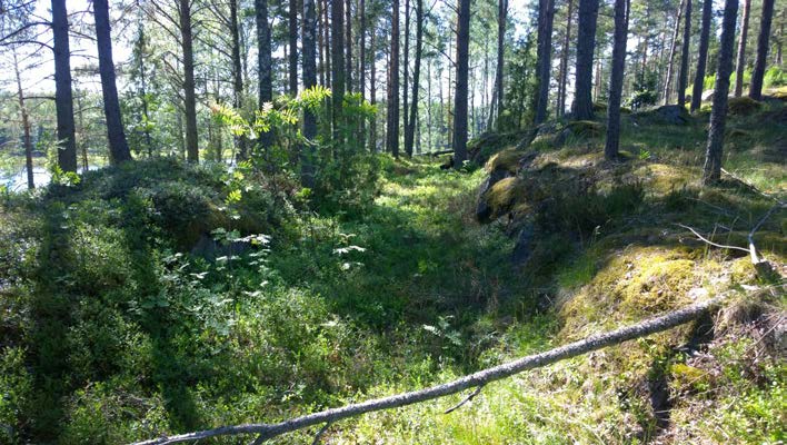 AKDG 4722:24. Virolahti Lantviikinvuori 2. Betonijalusta, kaakosta. Kuvaaja: Petro Pesonen. AKDG 4722:25. Virolahti Lantviikinvuori 2. Betonijalusta, lounaasta.