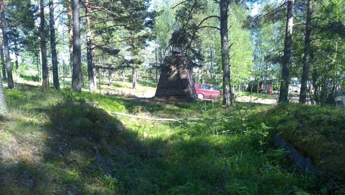 AKDG 4722:27. Virolahti Lantviikinvuori 2. Louhittua tieuraa/kuljetusrataa, idästä. Kuvaaja: Petro Pesonen. AKDG 4722:28. Virolahti Lantviikinvuori 2. Tieuran/kuljetusradan pengerretty länsipää, idästä.