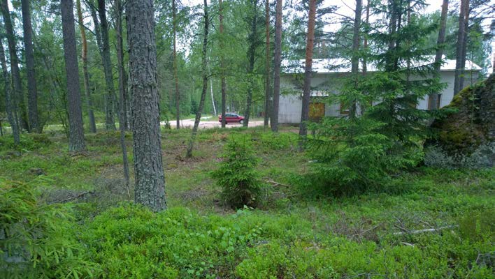 AKDG 4722:41. Virolahti Pyölintalo. Pyölintalo. Kuvaaja: Petro Pesonen. AKDG 4722:42. Virolahti Pyölintalo. Pyölintalon takana oleva painanne, pohjoisesta.