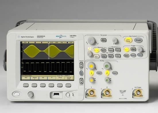 22 5 I 2 C-VÄYLÄN MITTAUKSET 5.1 Mittauslaitteisto ja mittauskohde Mittalaitteistona käytettiin Agilent MSO6032A -oskilloskooppia.