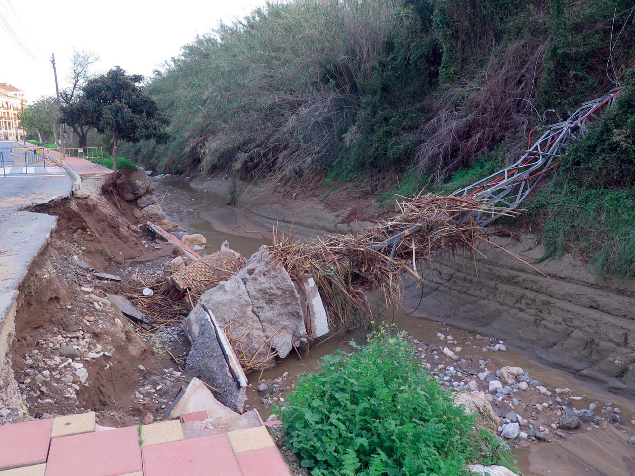 Rankkasateita ja tulvia Malagan maakunnassa satoi rankasti ja joet tulvivat 4.12.2016.