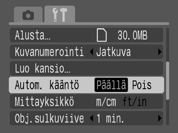 146 Automaattisen kääntötoiminnon asettaminen Kamerassa on suunta-anturi, joka havaitsee, jos kuva otetaan pystysuorassa olevalla kameralla, ja kääntää kuvan automaattisesti oikeansuuntaiseksi