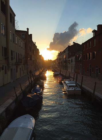 Upea auringonlasku Venetsiassa italialainen ja uskomattoman kaunis. Italia hengästytti runsaudellaan.